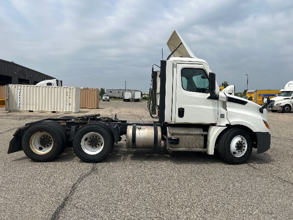 Day Cab Tractor-Heavy Duty Tractors-Freightliner-2021-T12664ST-Holland-MI-456,923\n\t\tmiles-$ 50,750 - Image 8