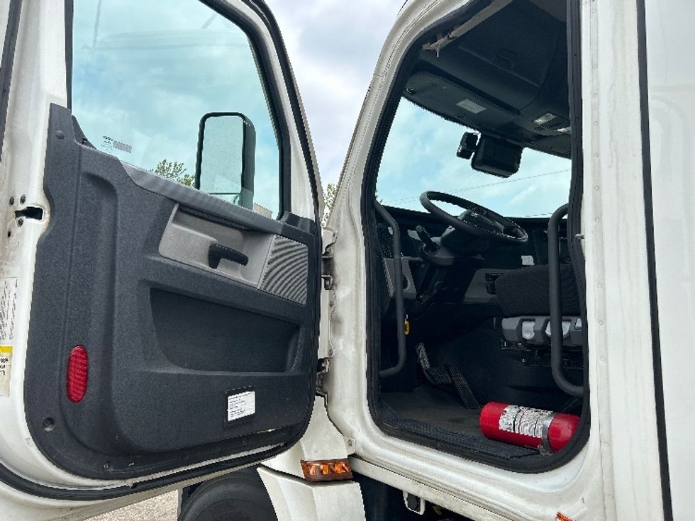 Day Cab Tractor-Heavy Duty Tractors-Freightliner-2021-T12664ST-Holland-MI-456,923\n\t\tmiles-$ 50,750 - Image 9