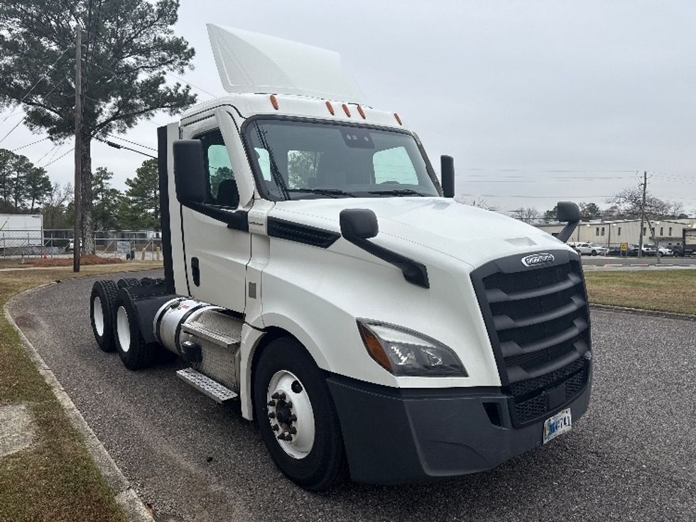 Day Cab Tractor-Heavy Duty Tractors-Freightliner-2021-T12664ST-Homewood-AL-384,078\n\t\tmiles-$ 60,250 - Image 1
