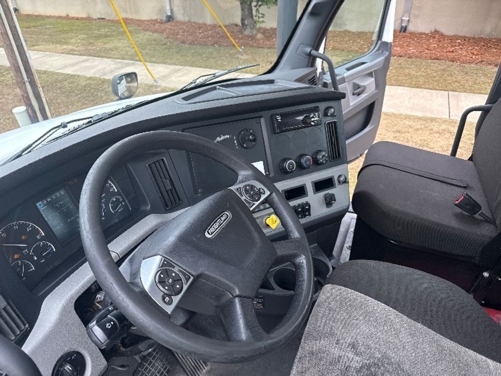 Day Cab Tractor-Heavy Duty Tractors-Freightliner-2021-T12664ST-Homewood-AL-384,078\n\t\tmiles-$ 60,250 - Image 10