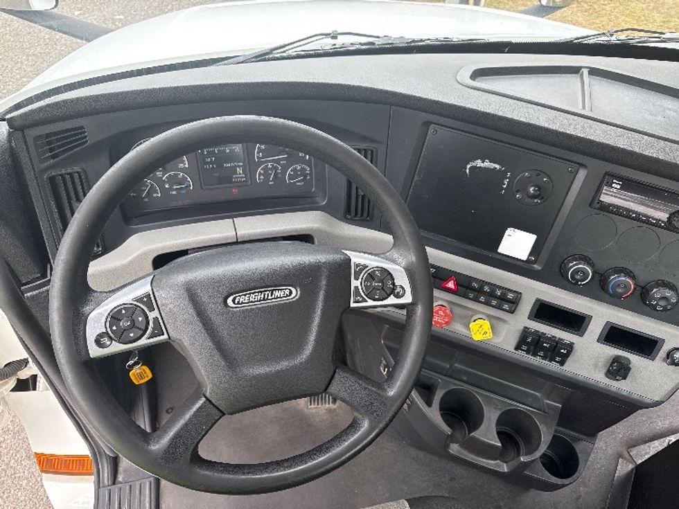Day Cab Tractor-Heavy Duty Tractors-Freightliner-2021-T12664ST-Homewood-AL-384,078\n\t\tmiles-$ 60,250 - Image 11