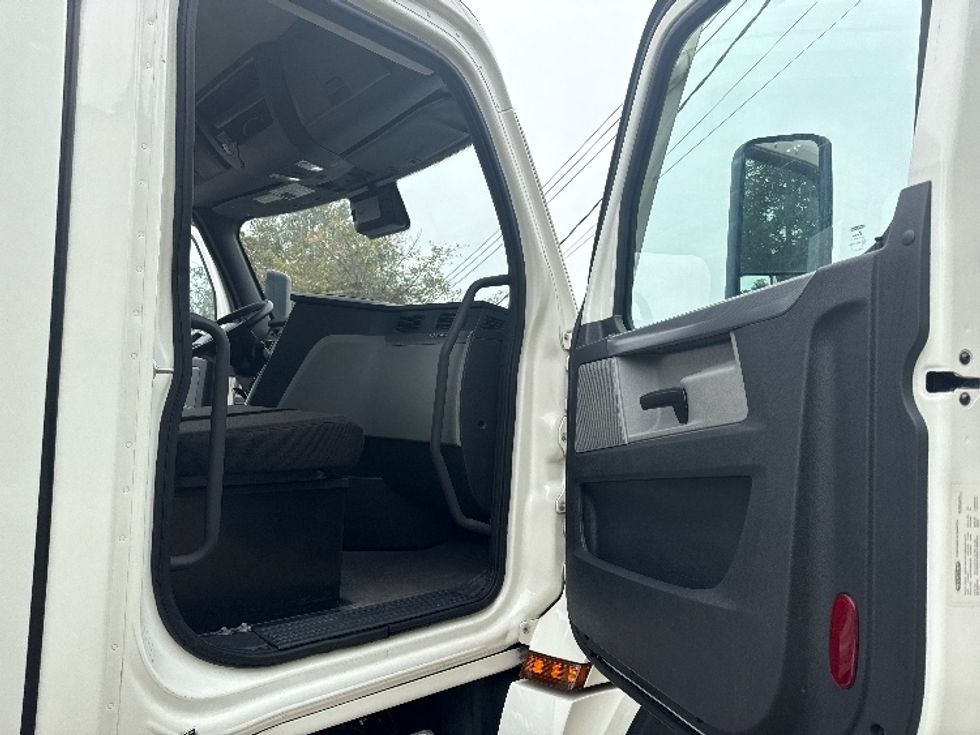 Day Cab Tractor-Heavy Duty Tractors-Freightliner-2021-T12664ST-Homewood-AL-384,078\n\t\tmiles-$ 60,250 - Image 12