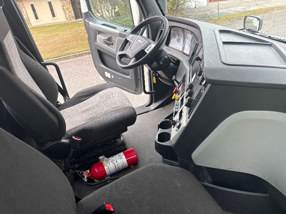 Day Cab Tractor-Heavy Duty Tractors-Freightliner-2021-T12664ST-Homewood-AL-384,078\n\t\tmiles-$ 60,250 - Image 14