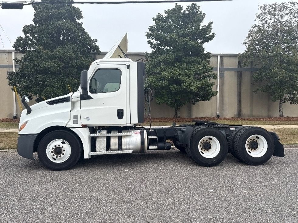 Day Cab Tractor-Heavy Duty Tractors-Freightliner-2021-T12664ST-Homewood-AL-384,078\n\t\tmiles-$ 60,250 - Image 4