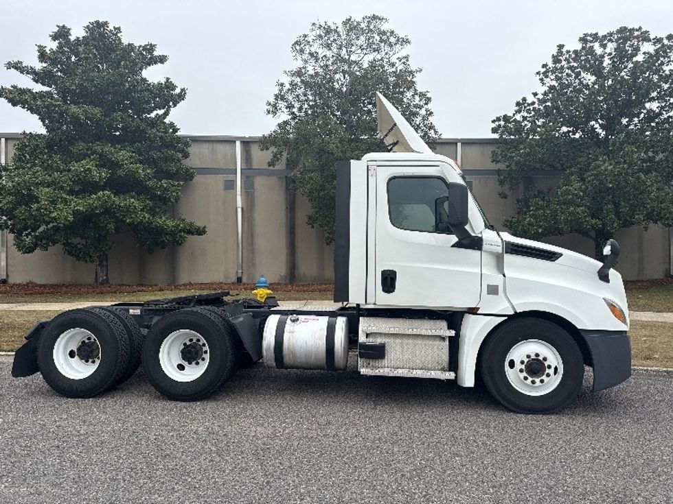 Day Cab Tractor-Heavy Duty Tractors-Freightliner-2021-T12664ST-Homewood-AL-384,078\n\t\tmiles-$ 60,250 - Image 8