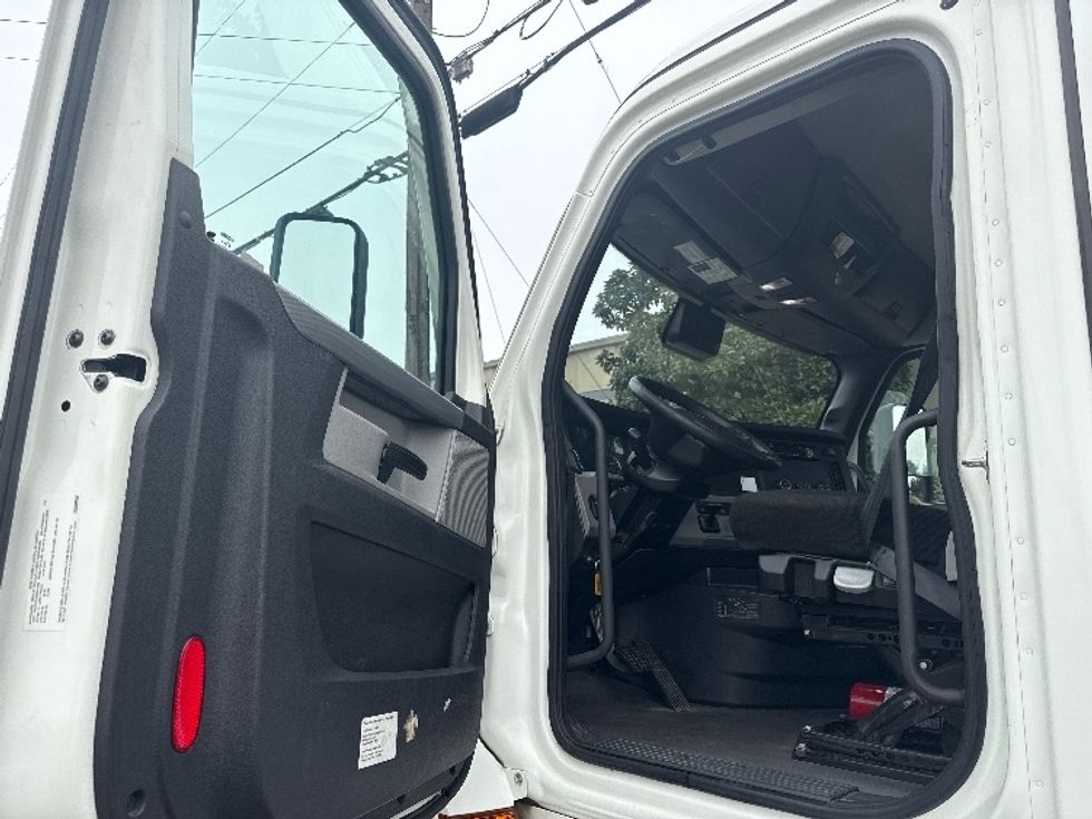 Day Cab Tractor-Heavy Duty Tractors-Freightliner-2021-T12664ST-Homewood-AL-384,078\n\t\tmiles-$ 60,250 - Image 9