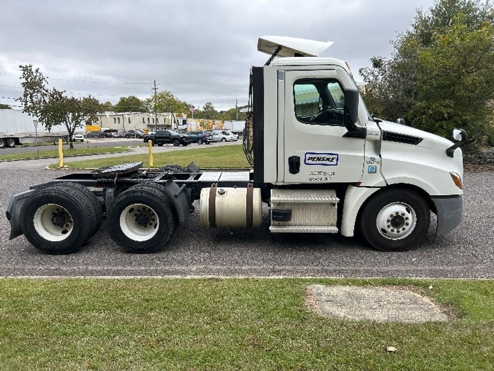Day Cab Tractor-Heavy Duty Tractors-Freightliner-2021-T12664ST-Homewood-AL-467,849\n\t\tmiles-$ 51,750 - Image 8