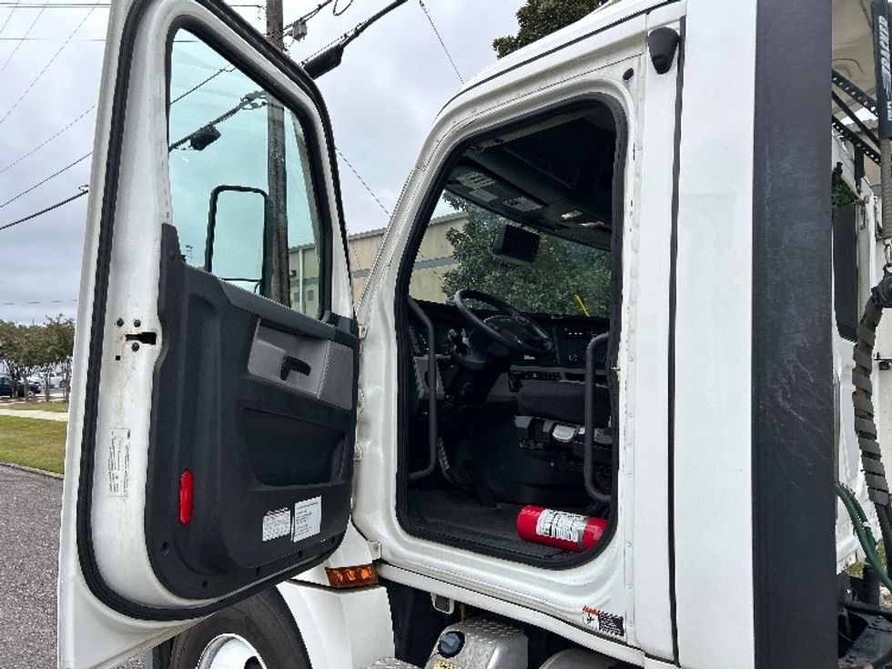 Day Cab Tractor-Heavy Duty Tractors-Freightliner-2021-T12664ST-Homewood-AL-467,849\n\t\tmiles-$ 51,750 - Image 9