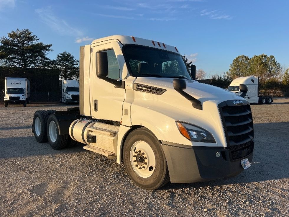 Day Cab Tractor-Heavy Duty Tractors-Freightliner-2021-T12664ST-Indian Trail-NC-217,664\n\t\tmiles-$ 70,000 - Image 1