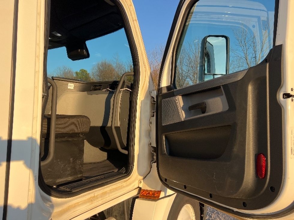 Day Cab Tractor-Heavy Duty Tractors-Freightliner-2021-T12664ST-Indian Trail-NC-217,664\n\t\tmiles-$ 70,000 - Image 12