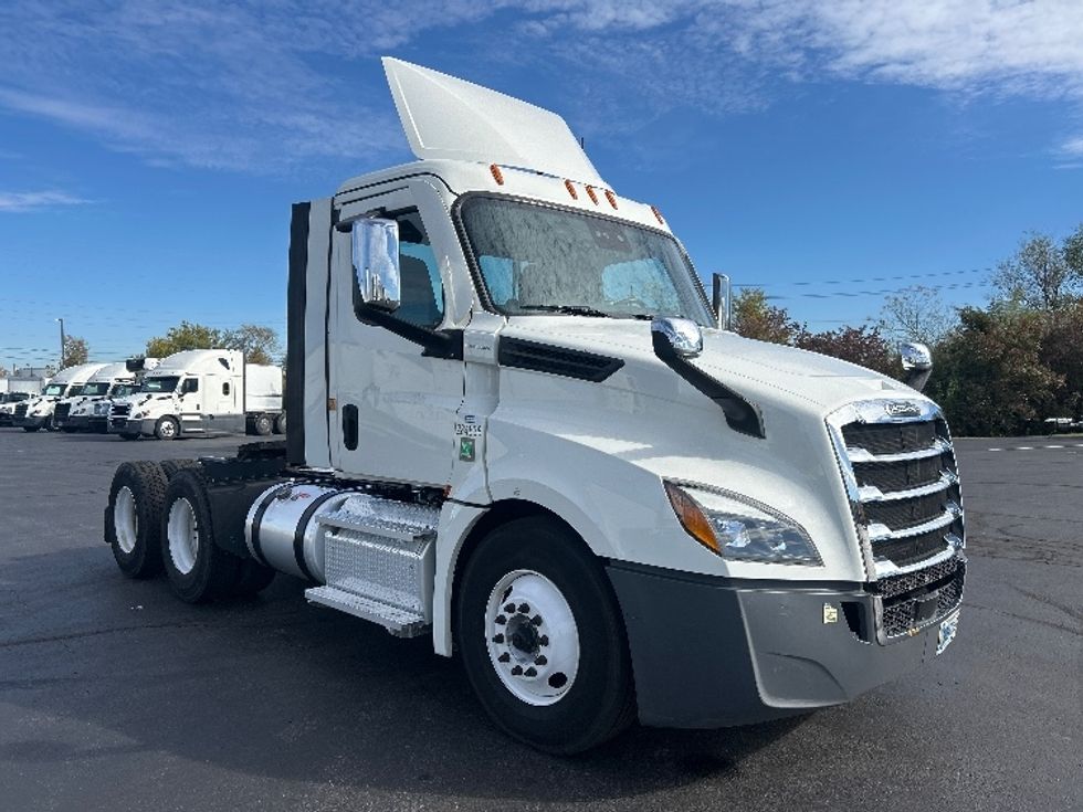 Day Cab Tractor-Heavy Duty Tractors-Freightliner-2021-T12664ST-Indianapolis-IN-318,833\n\t\tmiles-$ 61,250 - Image 1
