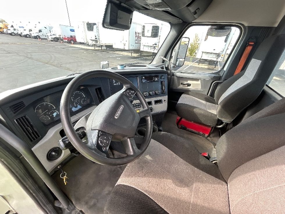 Day Cab Tractor-Heavy Duty Tractors-Freightliner-2021-T12664ST-Indianapolis-IN-318,833\n\t\tmiles-$ 61,250 - Image 10