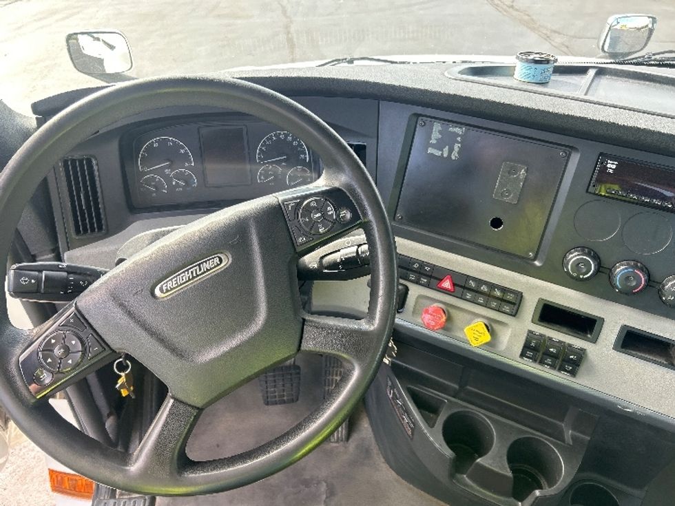 Day Cab Tractor-Heavy Duty Tractors-Freightliner-2021-T12664ST-Indianapolis-IN-318,833\n\t\tmiles-$ 61,250 - Image 11