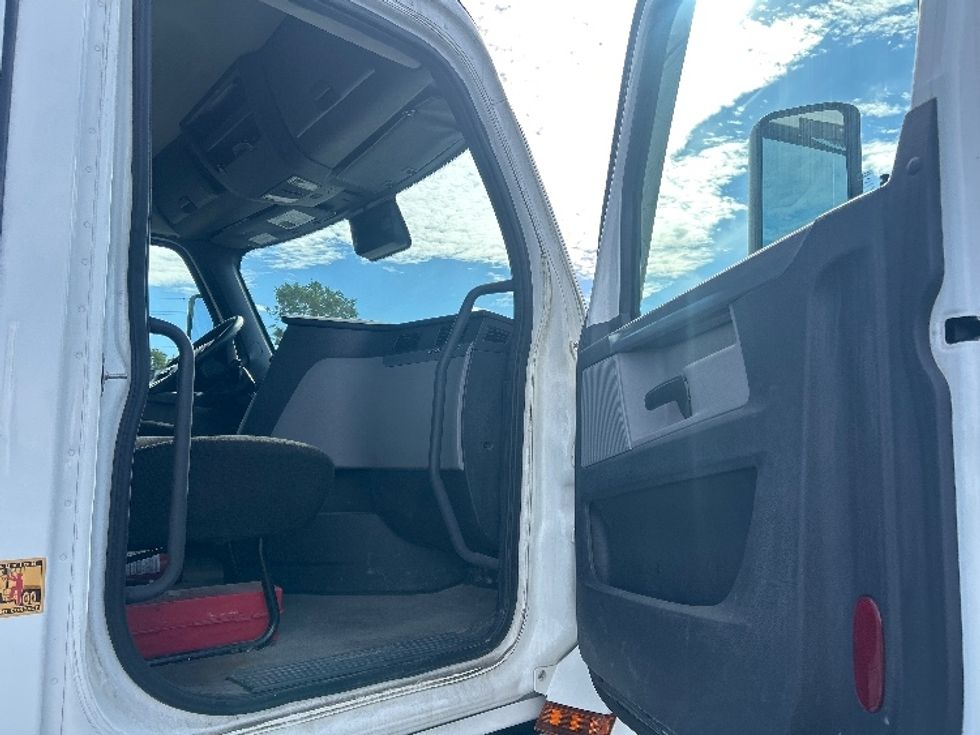 Day Cab Tractor-Heavy Duty Tractors-Freightliner-2021-T12664ST-Indianapolis-IN-318,833\n\t\tmiles-$ 61,250 - Image 12