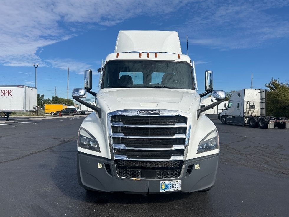 Day Cab Tractor-Heavy Duty Tractors-Freightliner-2021-T12664ST-Indianapolis-IN-318,833\n\t\tmiles-$ 61,250 - Image 2