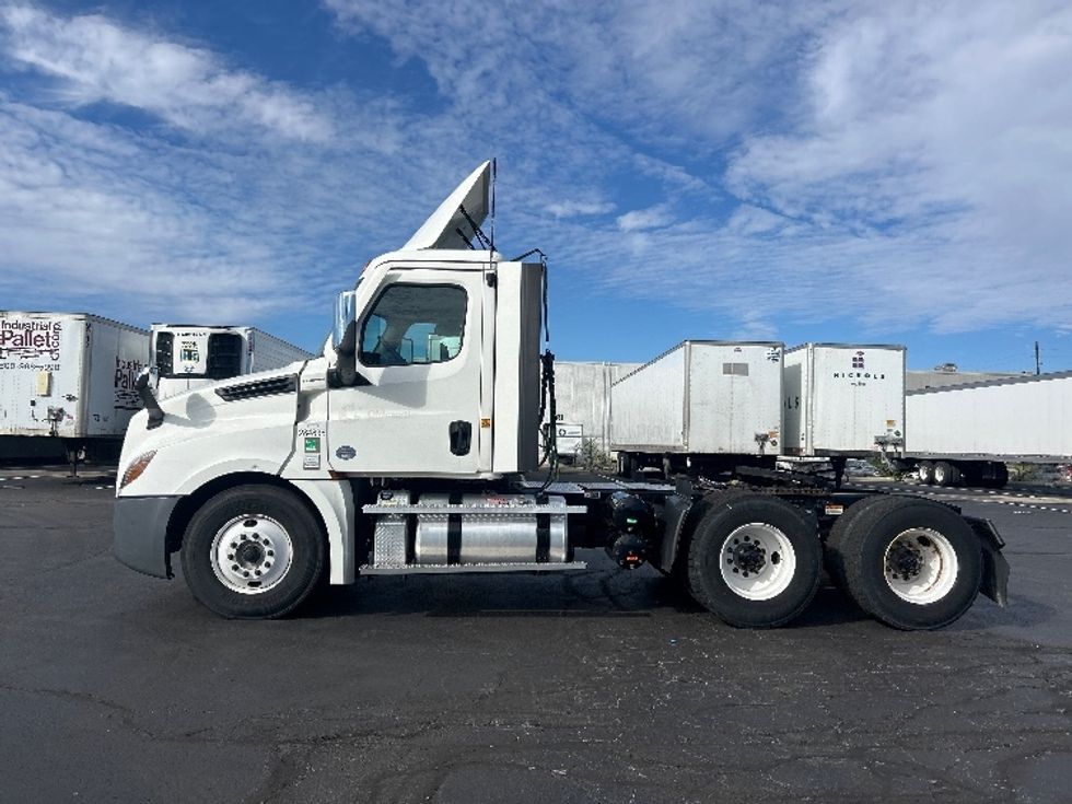 Day Cab Tractor-Heavy Duty Tractors-Freightliner-2021-T12664ST-Indianapolis-IN-318,833\n\t\tmiles-$ 61,250 - Image 4