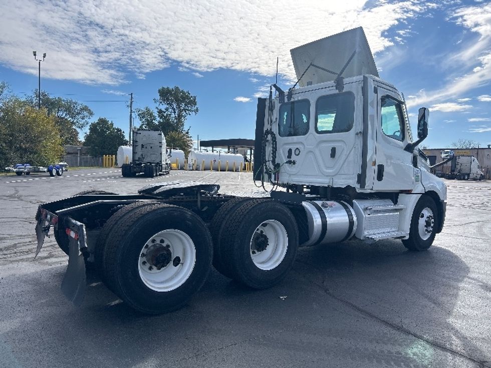 Day Cab Tractor-Heavy Duty Tractors-Freightliner-2021-T12664ST-Indianapolis-IN-318,833\n\t\tmiles-$ 61,250 - Image 7