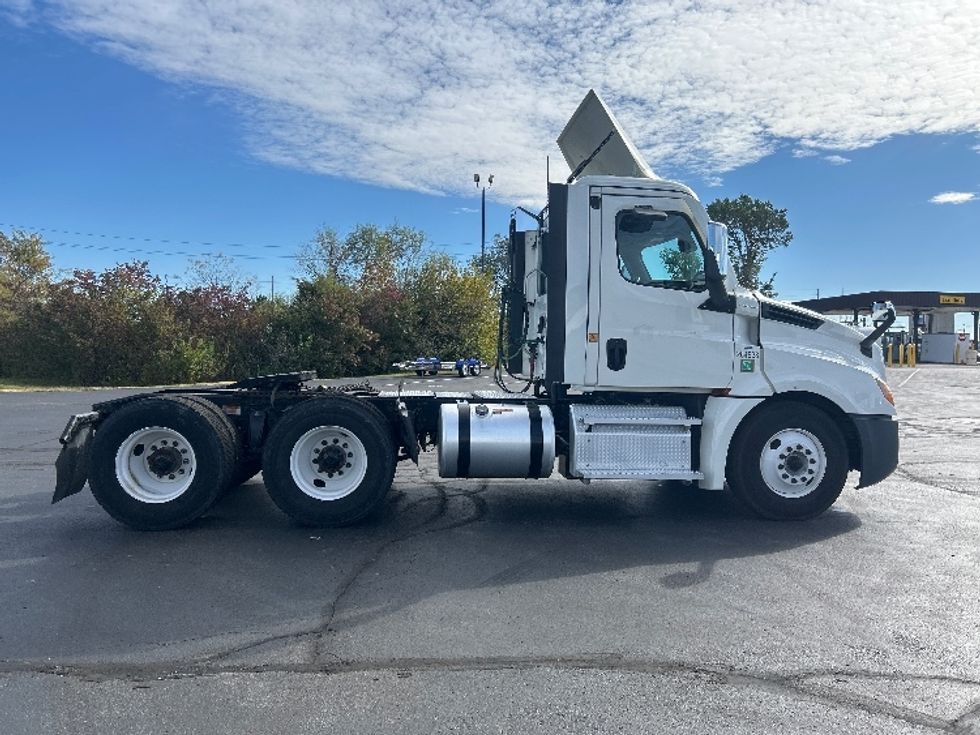 Day Cab Tractor-Heavy Duty Tractors-Freightliner-2021-T12664ST-Indianapolis-IN-318,833\n\t\tmiles-$ 61,250 - Image 8