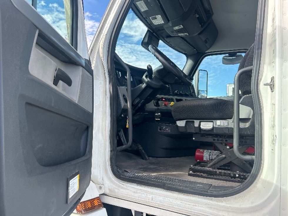 Day Cab Tractor-Heavy Duty Tractors-Freightliner-2021-T12664ST-Indianapolis-IN-318,833\n\t\tmiles-$ 61,250 - Image 9