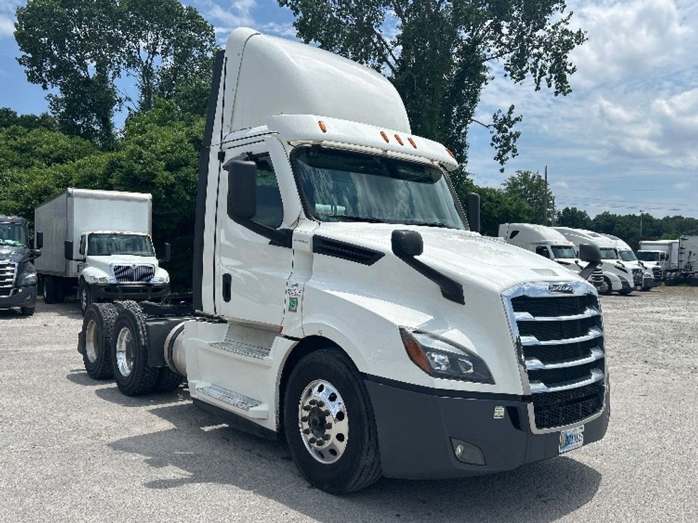 Day Cab Tractor-Heavy Duty Tractors-Freightliner-2021-T12664ST-Jackson-TN-166,438\n\t\tmiles-$ 74,500 - Image 1
