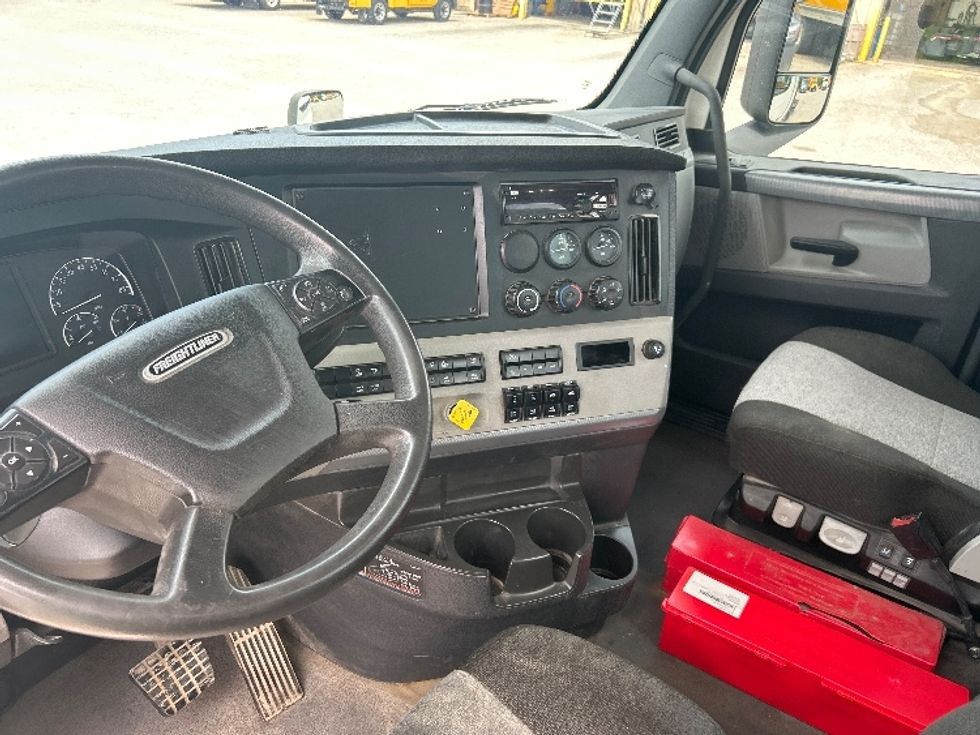 Day Cab Tractor-Heavy Duty Tractors-Freightliner-2021-T12664ST-Jackson-TN-166,438\n\t\tmiles-$ 74,500 - Image 10