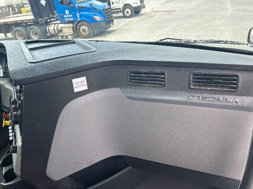 Day Cab Tractor-Heavy Duty Tractors-Freightliner-2021-T12664ST-Jackson-TN-166,438\n\t\tmiles-$ 74,500 - Image 13