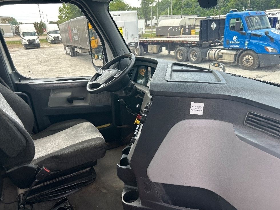 Day Cab Tractor-Heavy Duty Tractors-Freightliner-2021-T12664ST-Jackson-TN-166,438\n\t\tmiles-$ 74,500 - Image 14