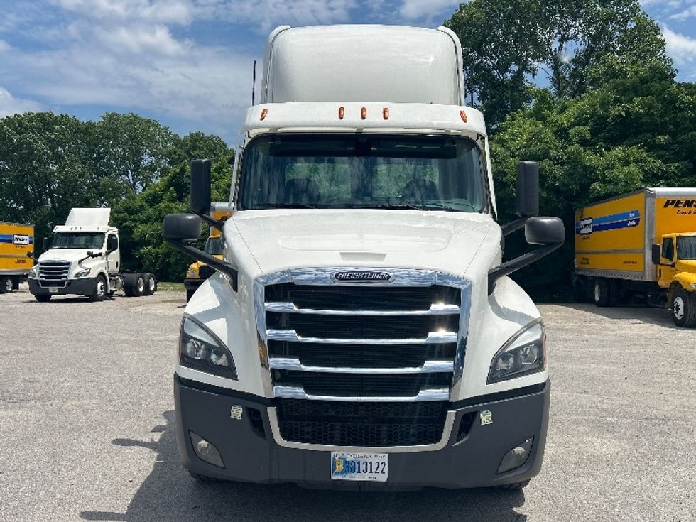 Day Cab Tractor-Heavy Duty Tractors-Freightliner-2021-T12664ST-Jackson-TN-166,438\n\t\tmiles-$ 74,500 - Image 2