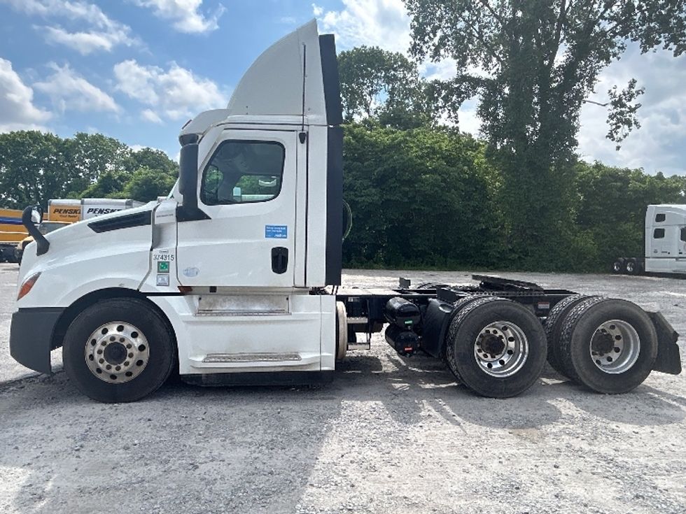 Day Cab Tractor-Heavy Duty Tractors-Freightliner-2021-T12664ST-Jackson-TN-166,438\n\t\tmiles-$ 74,500 - Image 4