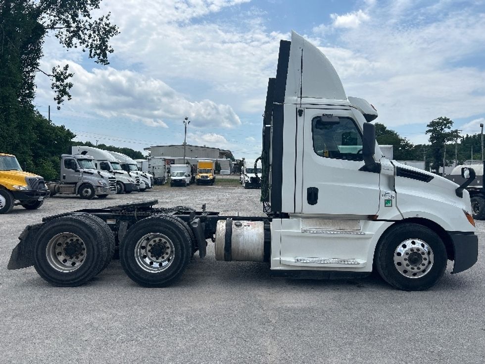 Day Cab Tractor-Heavy Duty Tractors-Freightliner-2021-T12664ST-Jackson-TN-166,438\n\t\tmiles-$ 74,500 - Image 8