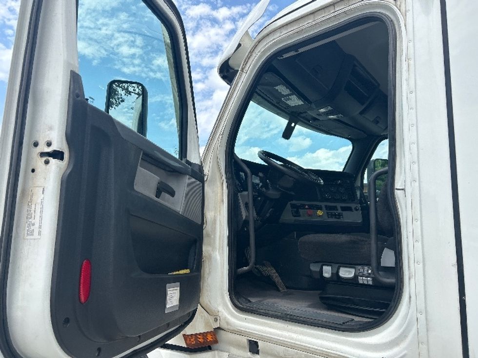 Day Cab Tractor-Heavy Duty Tractors-Freightliner-2021-T12664ST-Jackson-TN-166,438\n\t\tmiles-$ 74,500 - Image 9