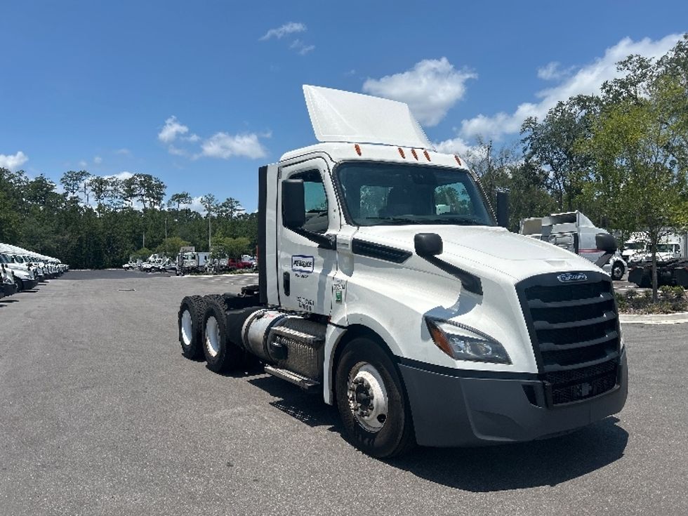 Day Cab Tractor-Heavy Duty Tractors-Freightliner-2021-T12664ST-Jacksonville-FL-534,970\n\t\tmiles-$ 44,750 - Image 1