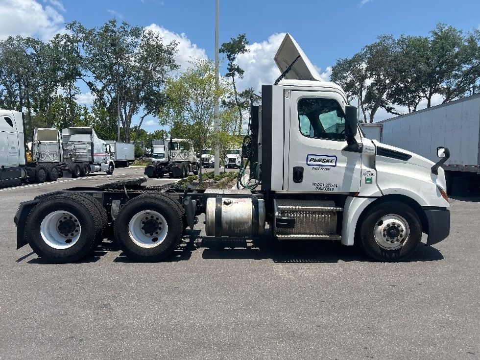 Day Cab Tractor-Heavy Duty Tractors-Freightliner-2021-T12664ST-Jacksonville-FL-534,970\n\t\tmiles-$ 44,750 - Image 8