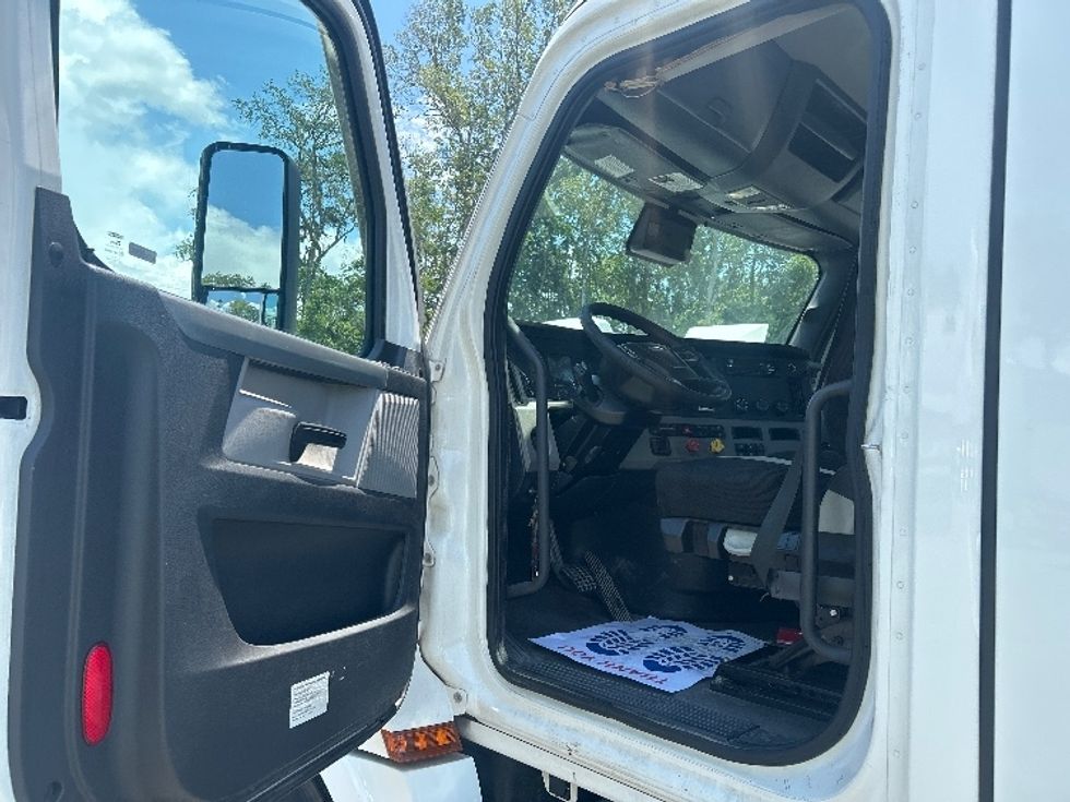 Day Cab Tractor-Heavy Duty Tractors-Freightliner-2021-T12664ST-Jacksonville-FL-534,970\n\t\tmiles-$ 44,750 - Image 9
