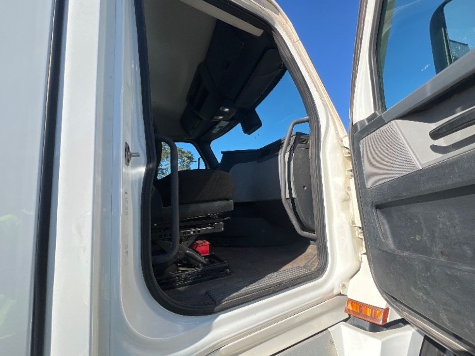 Day Cab Tractor-Heavy Duty Tractors-Freightliner-2021-T12664ST-Jessup-MD-192,308\n\t\tmiles-$ 65,500 - Image 12