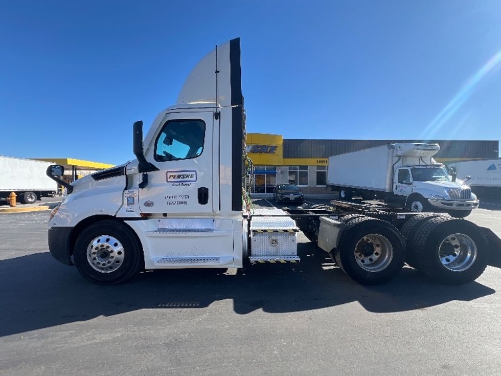 Day Cab Tractor-Heavy Duty Tractors-Freightliner-2021-T12664ST-Jessup-MD-192,308\n\t\tmiles-$ 65,500 - Image 4
