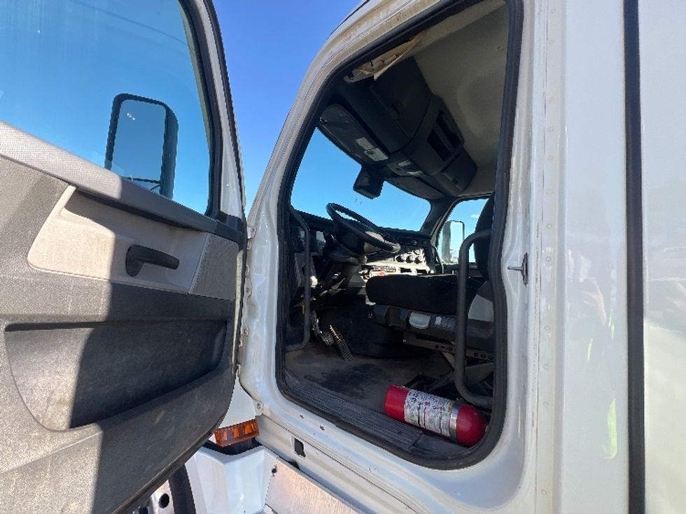 Day Cab Tractor-Heavy Duty Tractors-Freightliner-2021-T12664ST-Jessup-MD-192,308\n\t\tmiles-$ 65,500 - Image 9