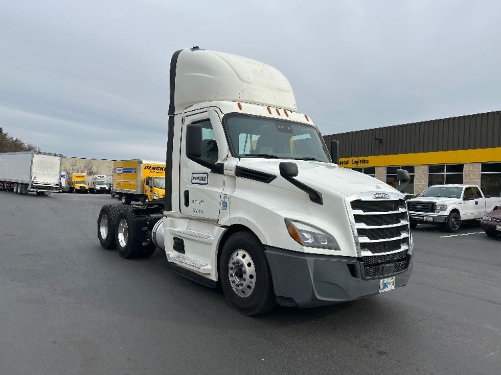 Day Cab Tractor-Heavy Duty Tractors-Freightliner-2021-T12664ST-Jessup-MD-267,124\n\t\tmiles-$ 60,500 - Image 1