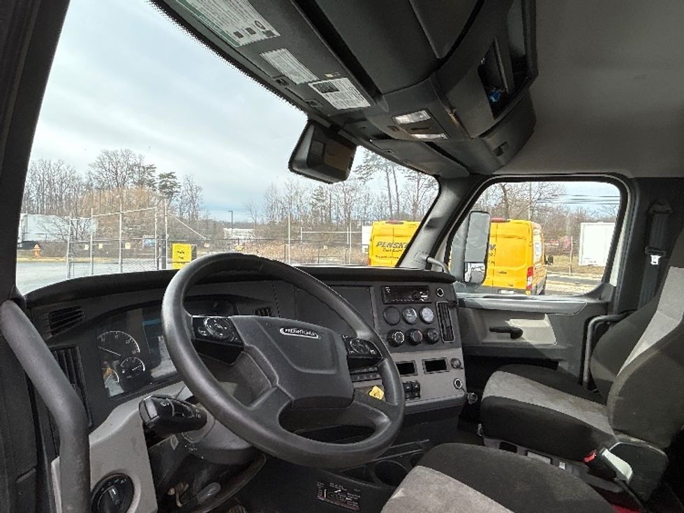 Day Cab Tractor-Heavy Duty Tractors-Freightliner-2021-T12664ST-Jessup-MD-267,124\n\t\tmiles-$ 60,500 - Image 10