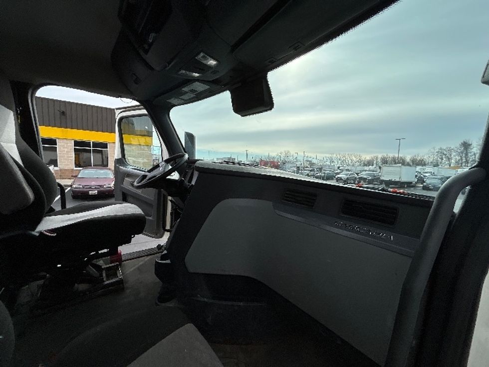 Day Cab Tractor-Heavy Duty Tractors-Freightliner-2021-T12664ST-Jessup-MD-267,124\n\t\tmiles-$ 60,500 - Image 13