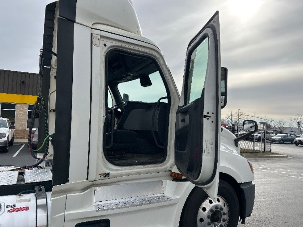 Day Cab Tractor-Heavy Duty Tractors-Freightliner-2021-T12664ST-Jessup-MD-277,466\n\t\tmiles-$ 55,250 - Image 12