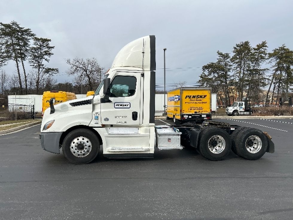 Day Cab Tractor-Heavy Duty Tractors-Freightliner-2021-T12664ST-Jessup-MD-277,466\n\t\tmiles-$ 55,250 - Image 4