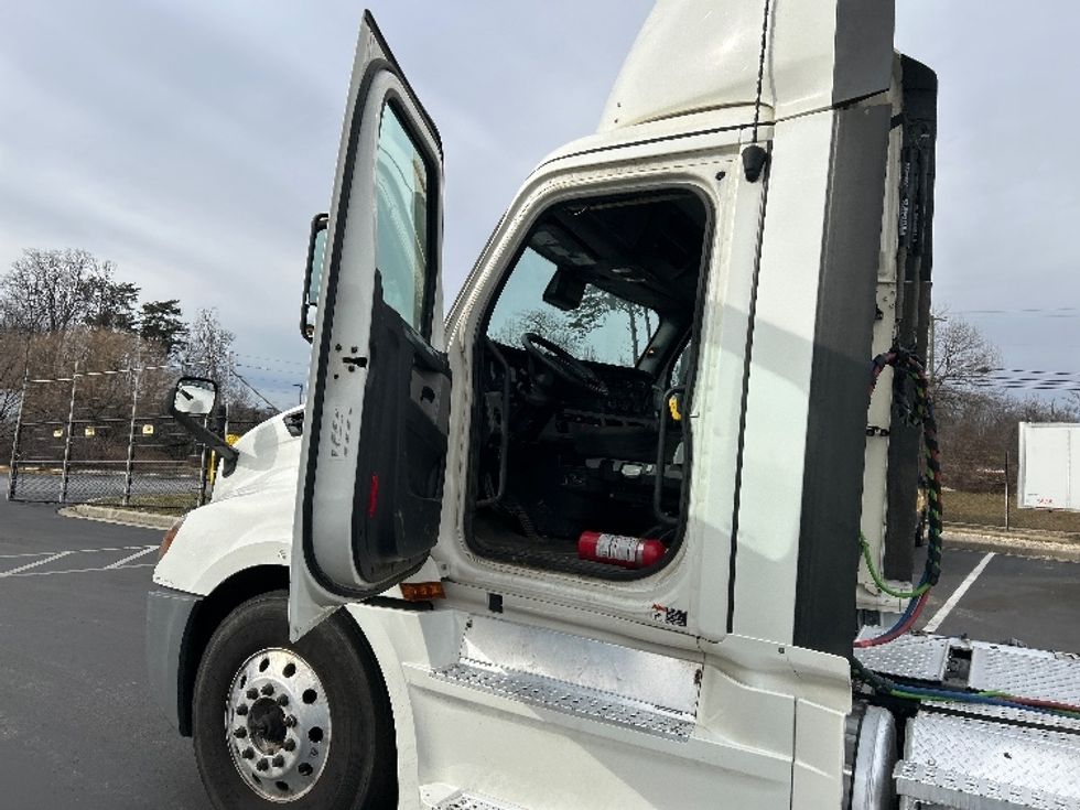 Day Cab Tractor-Heavy Duty Tractors-Freightliner-2021-T12664ST-Jessup-MD-277,466\n\t\tmiles-$ 55,250 - Image 9
