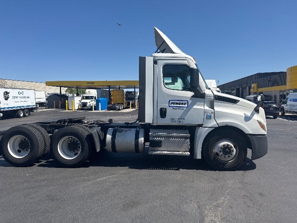 Day Cab Tractor-Heavy Duty Tractors-Freightliner-2021-T12664ST-Jessup-MD-308,349\n\t\tmiles-$ 62,500 - Image 8
