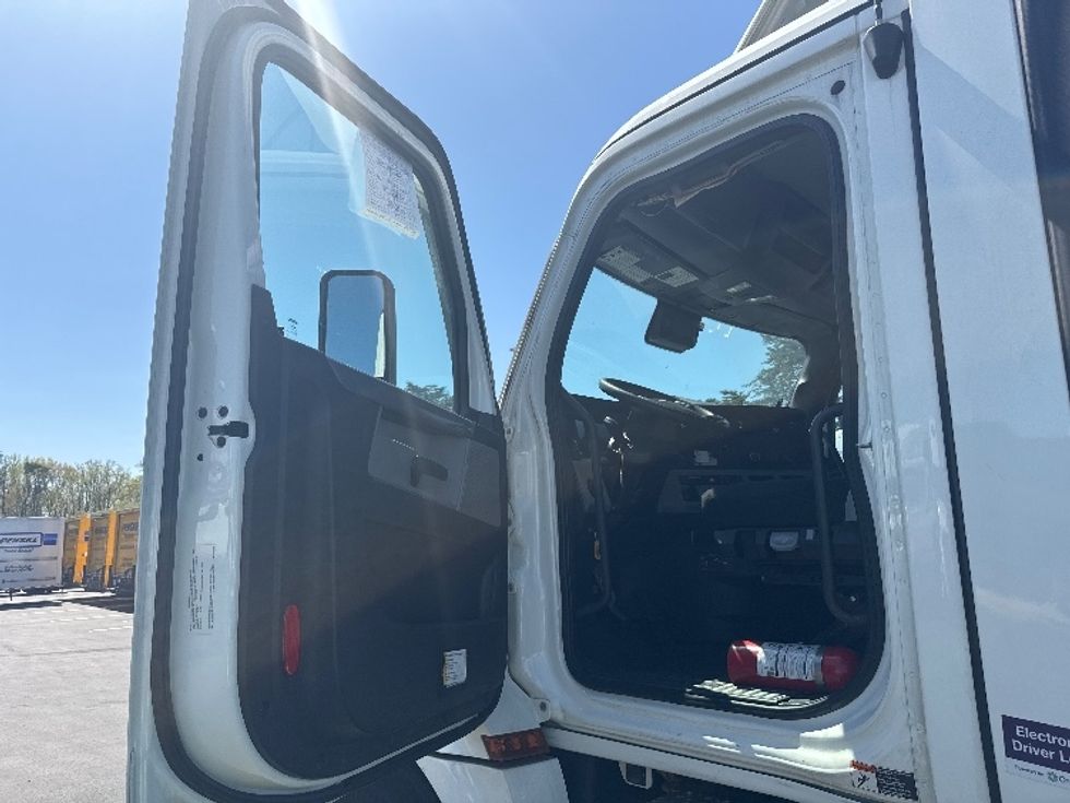 Day Cab Tractor-Heavy Duty Tractors-Freightliner-2021-T12664ST-Jessup-MD-308,349\n\t\tmiles-$ 62,500 - Image 9