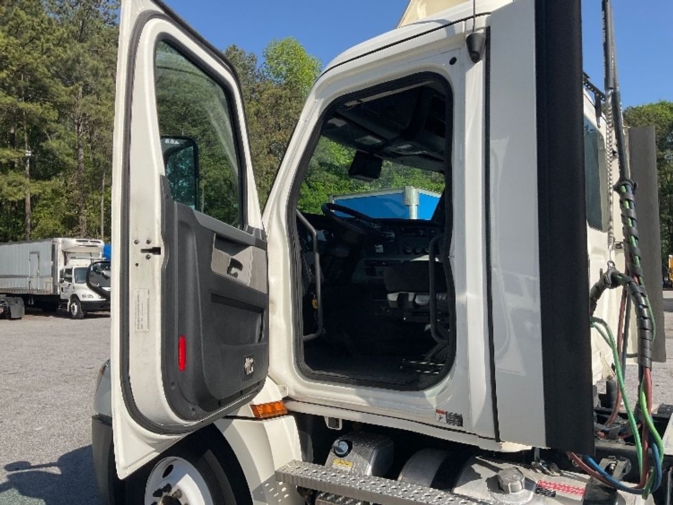 Day Cab Tractor-Heavy Duty Tractors-Freightliner-2021-T12664ST-Jonesboro-GA-527,427\n\t\tmiles-$ 48,500 - Image 9