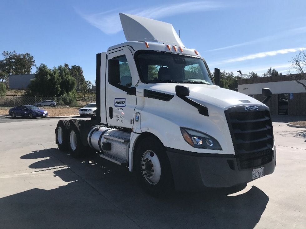 Day Cab Tractor-Heavy Duty Tractors-Freightliner-2021-T12664ST-Jurupa Valley-CA-232,057\n\t\tmiles-$ 82,250 - Image 1