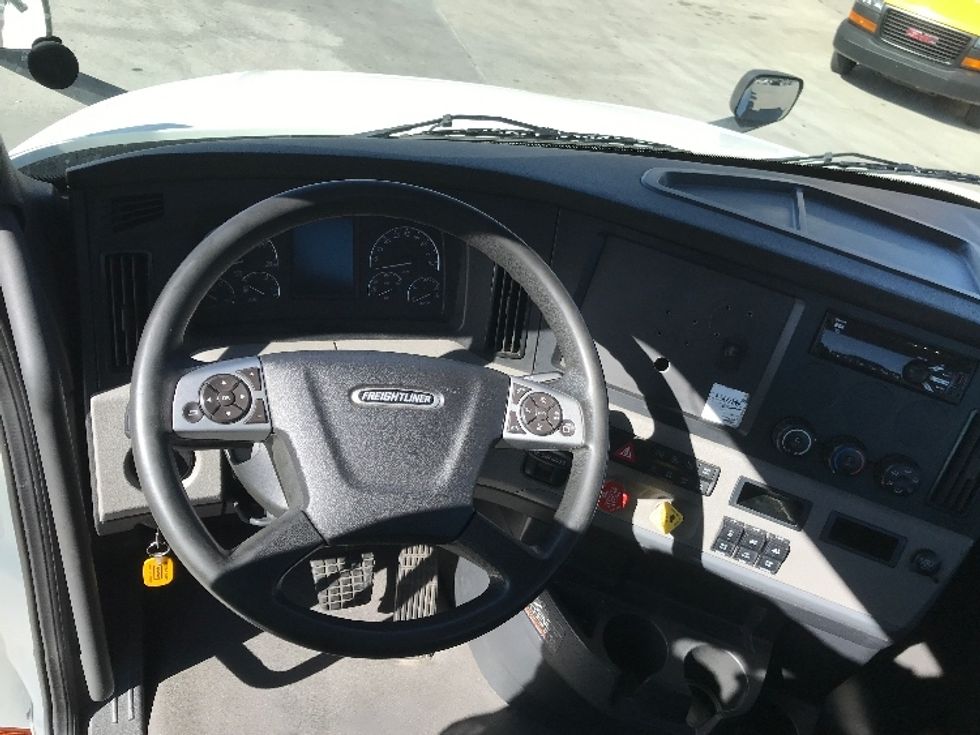 Day Cab Tractor-Heavy Duty Tractors-Freightliner-2021-T12664ST-Jurupa Valley-CA-232,057\n\t\tmiles-$ 82,250 - Image 11