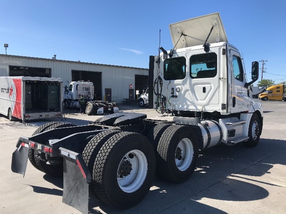 Day Cab Tractor-Heavy Duty Tractors-Freightliner-2021-T12664ST-Jurupa Valley-CA-232,057\n\t\tmiles-$ 82,250 - Image 7