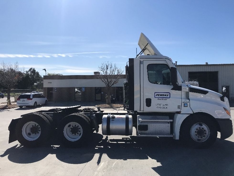 Day Cab Tractor-Heavy Duty Tractors-Freightliner-2021-T12664ST-Jurupa Valley-CA-232,057\n\t\tmiles-$ 82,250 - Image 8